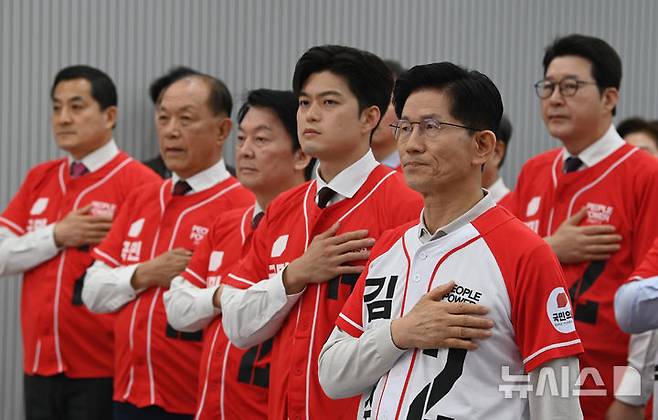 [서울=뉴시스] 조성봉 기자 =김문수 국민의힘 대선 후보와 국민의힘 비상대책위원장으로 내정된 김용태 의원이 12일 오전 서울 영등포구 여의도 국민의힘 중앙당사에서 열린 중앙선대위 임명장 수여식에서 국민의례를 하고 있다.(공동취재)  2025.05.12. photo@newsis.com