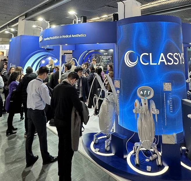 [서울=뉴시스] 미용 의료기기 전문기업 클래시스는 프랑스 파리에서 열린 ‘IMCAS 2025(International Master Course on Aging Science)’에 참가해 전시 및 심포지엄을 성황리에 마쳤다고 4일 밝혔다. 사진은 클래시스의 전시 부스.  (사진=클래시스 제공) 2025.02.04. photo@newsis.com *재판매 및 DB 금지