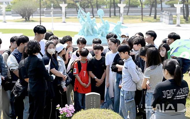 [광주=뉴시스] 김혜인 기자 = 광주 5·18민주화운동 45주년 엿새를 앞둔 12일 오전 광주 북구 국립 5·18민주묘지에서 학생들의 참배 발길이 이어지고 있다. 2025.05.12. hyein0342@newsis.com
