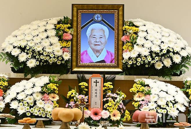 [용인=뉴시스] 김종택 기자 = 12일 일본군 위안부 피해자 이옥선 할머니의 빈소가 경기 용인시 쉴낙원 경기장례식장에 마련돼 있다.이 할머니의 별세로 정부에 등록된 일본군 위안부 피해자 240명 중 생존자는 6명이 됐다. 2025.05.12. jtk@newsis.com