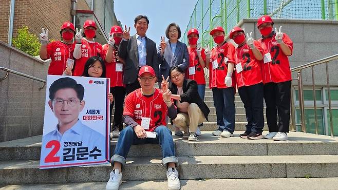 [서울=뉴시스] 김문수 국민의힘 대선 후보 지지 유세에 나선 이수정 경기 수원정 당협위원장. (출처=이수정 페이스북) 2025.05.12. photo@newsis.com *재판매 및 DB 금지