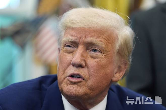 [워싱턴=AP/뉴시스] 12일(현지 시간) 파이낸셜타임스에 따르면 미국 뉴욕증시 선물은 전날 저녁부터 급등했다. 이날 오후 3시 15분 기준 미국 S&P500과 나스닥 선물은 각각 1.5%, 2.1% 상승했고, 다우 선물 역시 1.09% 상승 거래 중이다. 사진은 도널드 트럼프 미국 대통령의 모습. 2025.05.12.