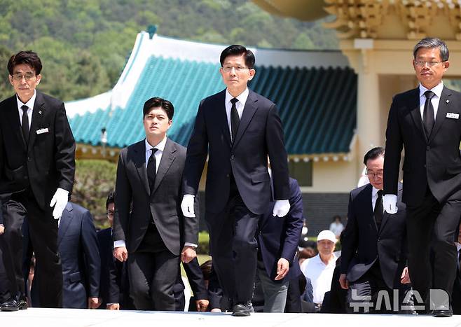 [대전=뉴시스] 고승민 기자 = 김문수 국민의힘 대선 후보가 12일 대전 유성구 국립대전현충원을 찾아 현충탑으로 향하고 있다. 2025.05.12. kkssmm99@newsis.com