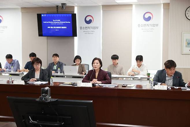 [서울=뉴시스]오영주 중소벤처기업부 장관이 12일 세종 중소벤처기업부 청사에서 열린 ‘APEC 중소기업장관회의 점검회의’에서 모두발언을 하고 있다.(사진=중소벤처기업부 제공) 2025.05.12. photo@newsis.com *재판매 및 DB 금지
