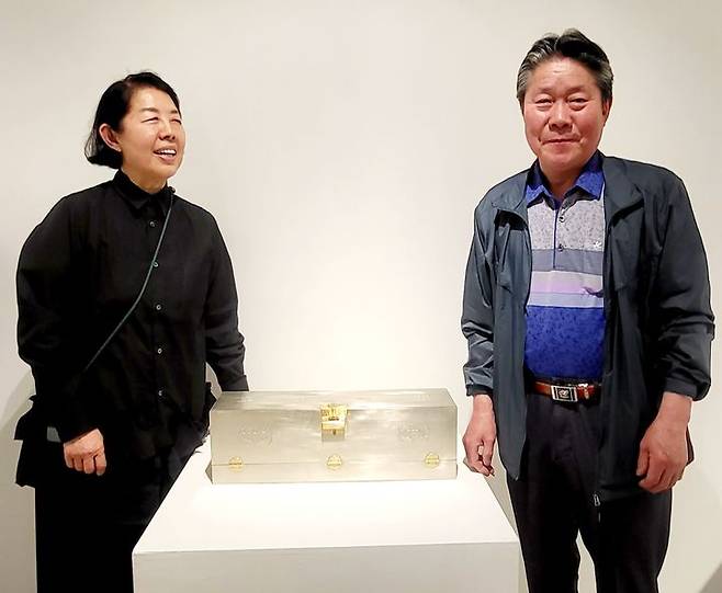 [사진=박현주미술전문기자]12일 박여숙 화랑 대표(왼쪽)과 국가지정문화재 수리 기능자 이경노 작가가 백동함 작품앞에서 포즈를 취했다. 2025.05.12. hyun@newsis.com   *재판매 및 DB 금지