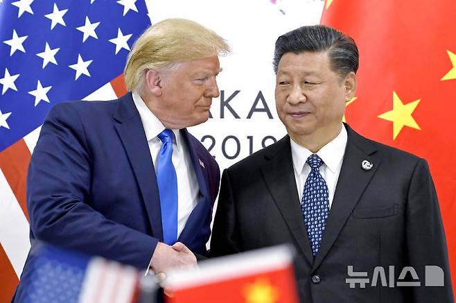 [오사카=AP/뉴시스] 도널드 트럼프 미국 대통령(왼쪽)과 시진핑 중국 국가주석이 2019년 6월29일 일본 오사카에서 열린 주요 20개국(G20) 정상회의에 참석해 악수하고 있다. 2025.05.12.