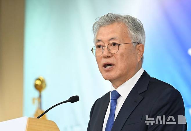 [서울=뉴시스] 권창회 기자 = 문재인 전 대통령이 지난달 25일 서울 여의도 국회도서관에서 열린 4.27 판문점선언 7주년 기념식에서 기념사를 하고 있다. (공동취재) 2025.05.12. photo@newsis.com