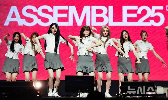 [서울=뉴시스] 황준선 기자 = 걸그룹 트리플에스(tripleS)가 12일 오후 서울 용산구 블루스퀘어에서 열린 정규 2집 어셈블25(ASSEMBLE25) 발매 쇼케이스에서 타이틀곡 '깨어' 무대를 선보이고 있다.  국내 최다 인원 걸그룹인 트리플에스의 정규 2집 어셈블25(ASSEMBLE25)에는 10개 트랙이 수록됐으며 타이틀곡 '깨어(Are You Alive)'는 얼터너티브 댄스 장르로 키치한 후크와 24인 멤버들의 다양한 색깔을 담아내는 구성이 감상 포인트다. 2025.05.12. hwang@newsis.com