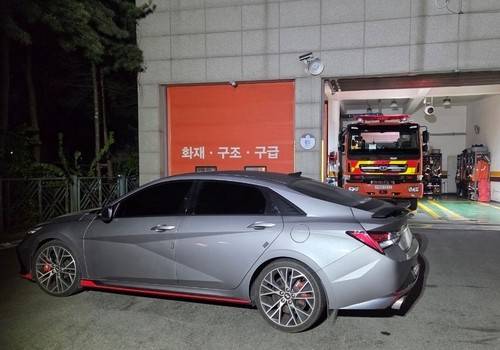 119안전센터 앞 가로막은 승용차 [김포소방서 제공]