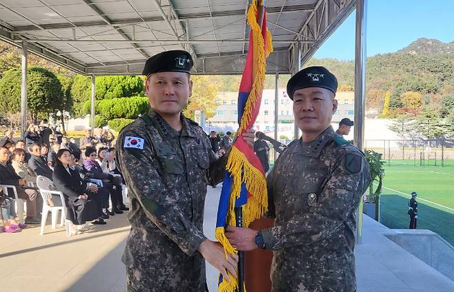 지난 2023년 11월 7일 육군수도군단 군단장으로 취임한 박정택 중장(오른쪽). 육군수도군단 제공