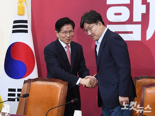 국민의힘 김문수 대선후보와 권성동 공동선거대책위원장이 11일 오후 국회에서 열린 중앙선거대책위원회 회의에 참석해 악수하고 있다. 황진환 기자