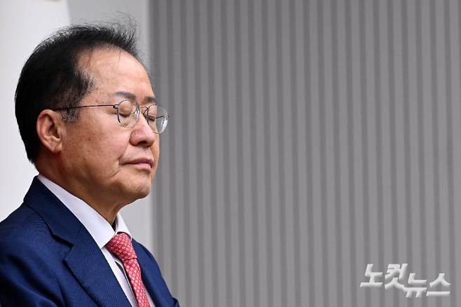 홍준표 후보가 29일 서울 여의도 국민의힘 당사에서 열린 제21대 대통령 후보자 국민의힘 3차 경선 진출자 발표 행사에서 탈락 발표가 난 후 눈을 감고 있다. 윤창원 기자