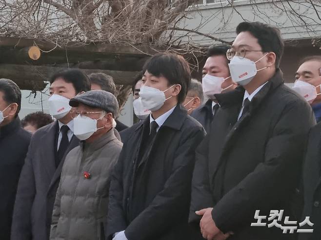 2022년 1월 1일 오후 당시 국민의힘 이준석 대표(가운데)가 전남 순천시 여순사건 위렵탑을 참배하는 모습. 박사라 기자