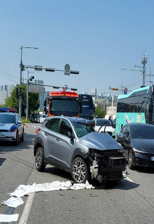 12일 오후 2시 33분쯤 울산 북구 호계동 상안교사거리 인근 도로에서 울산공항 방향으로 달리던 현대자동차 울산공장 통근버스와 SUV가 부딪치는 사고가 났다. 울산소방본부 제공