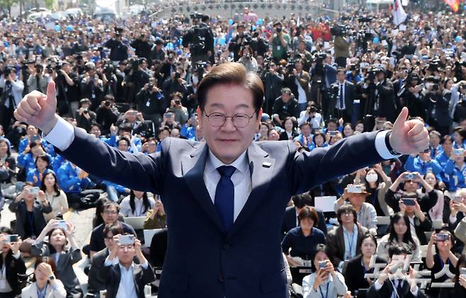 이재명 더불어민주당 대선 후보가 6·3 대통령선거 공식 선거운동 첫날인 12일 서울 광화문 청계광장에서 열린 출정식 및 첫 유세에서 두 팔을 번쩍 들어보이고 있다. 류영주 기자