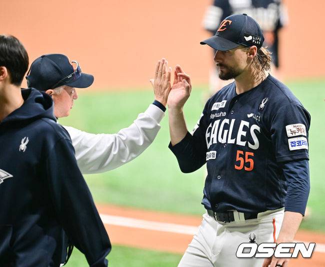 [OSEN=고척, 박준형 기자] 프로야구 한화 이글스가 파죽의 12연승을 질주했다.한화는 11일 서울 고척스카이돔에서 열린 ‘2025 신한은행 SOL Bank KBO리그’ 키움 히어로즈와의 경기에서 8-0 완승을 거뒀다. 이날 승리로 한화는 11연승에 성공했다. 1992년 5월 23일 청주 쌍방울 더블헤더 2차전 승리 이후 1만2041일 만에 12연승이다.&nbsp;경기종료 후 한화 김경문 감독이 와이스와 하이파이브를 하고 있다. . 2025.05.11 / soul1014@osen.co.kr
