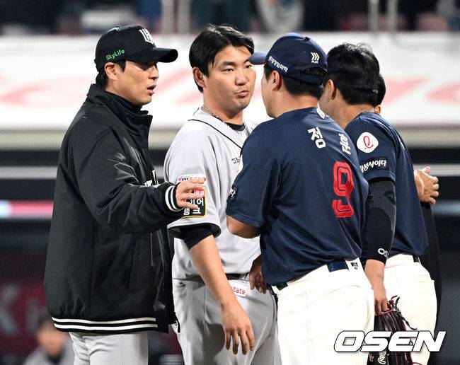 [OSEN=수원, 이대선 기자] 롯데와 KT가 더블헤더 2차전에서 승부를 가리지 못했다. 프로야구 롯데 자이언츠는 11일 수원KT위즈파크에서 열린 2025 신한 SOL뱅크 KBO리그 KT 위즈와의 더블헤더 2차전(시즌 6차전)에서 1-1 무승부를 거뒀다.경기 종료 후 KT 우규민과 장성우가 롯데 정훈, 전준우에게 사과를 하고 있다. 2025.05.11