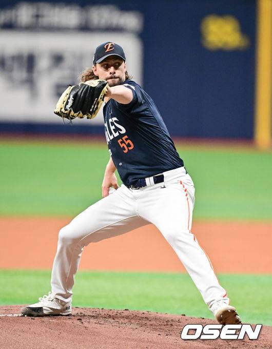 [OSEN=고척, 박준형 기자] 11일 오후 서울 고척스카이돔에서 ‘2025 신한 SOL BANK KBO리그’ 키움 히어로즈와 한화 이글스의 경기가 진행됐다.이날 경기에 키움은 김윤하가, 한화 와이스가 선발투수로 나선다.1회말 한화 선발투수 와이스가 역투하고 있다.  2025.05.11 / soul1014@osen.co.kr