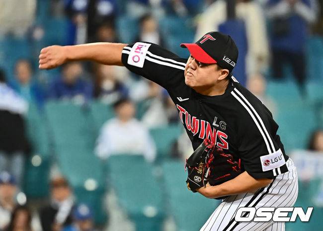 [OSEN=대구, 이석우 기자] 10일 대구삼성라이온즈파크에서 2025 신한 SOL 뱅크 KBO 리그 삼성 라이온즈와 LG 트윈스의 더블헤더 2차전 경기가 열렸다. 홈팀 삼성은 레예스가, 방문팀 LG는 임찬규가 선발 출전했다. LG 트윈스 장현식이 역투하고 있다. 2025.05.10 / foto0307@osen.co.kr