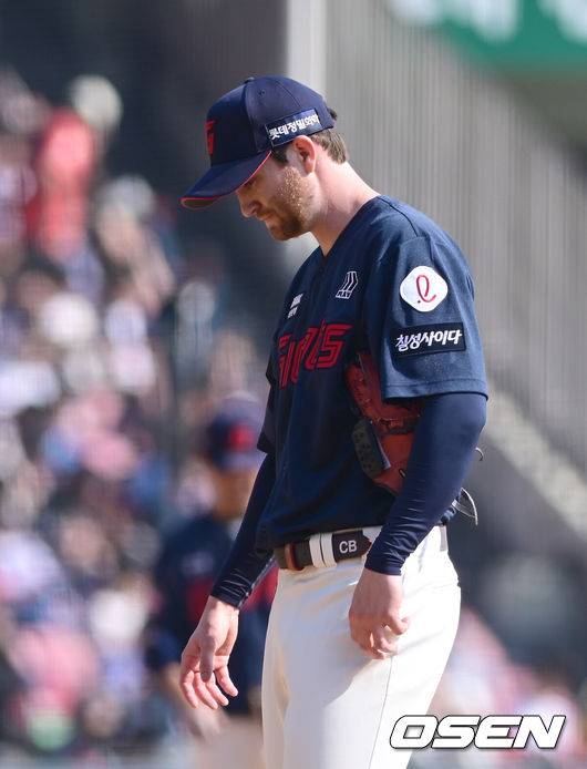 [OSEN=잠실, 김성락 기자] 22일 서울 잠실야구장에서 2025 신한 SOL Bank KBO리그 LG 트윈스와 롯데 자이언츠의 개막전이 열렸다.홈팀인 LG 트윈스는 새 외인 치리노스를 선발로, 원정팀 롯데 자이언츠는 반즈를 선발로 내세웠다.3회말 2사 2, 3루 롯데 반즈가 LG 홍창기에게 2타점 적시 2루타를 허용, 아쉬워하고 있다. 2025.03.22 / ksl0919@osen.co.kr