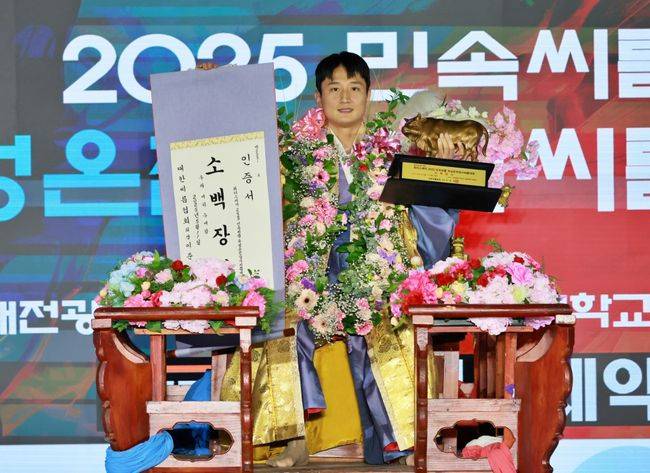 김덕일(울산 울주군청)장사가 강원 평창군에서 열린 평창오대산천장사씨름대회에 이어 2025 민속씨름 유성온천장사씨름대회에서도 황소트로피를 들어올렸다. / 대한씨름협회