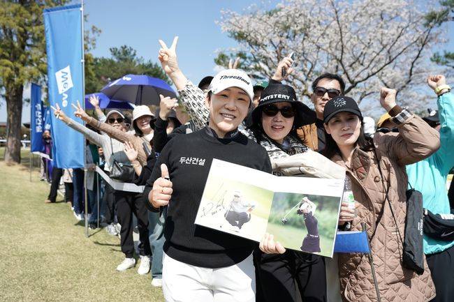 두산건설&nbsp;We’ve&nbsp;챔피언십에서 국내 팬들과 만나 즐거운 시간을 갖고 있는 신지애.
