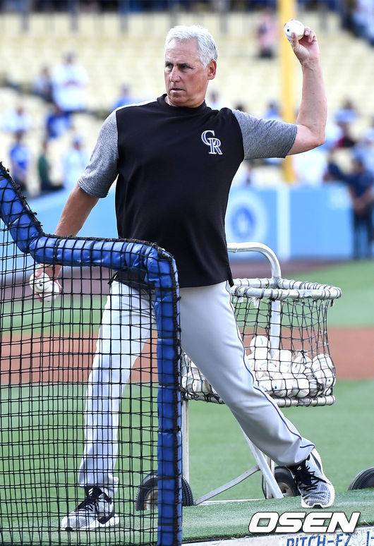 [OSEN=최규한 기자] 콜로라도 버드 블랙 감독이 선수들에게 배팅볼을 던져주고 있다. /dreamer@osen.co.kr