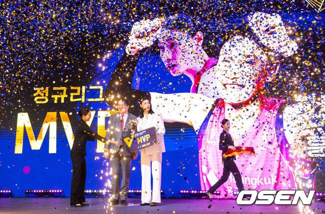 [OSEN=박준형 기자]  14일 오후 서울 서대문구 스위스그랜드호텔에서 2024-2025 V리그 시상식이 진행됐다.여자부는 마지막을 화려하게 장식한 김연경이 정규리그 MVP를, 남자부는 트레블을 이끈 토종 에이스 허수봉이 MVP를 차지했다. 여자부 MVP로 선정된 흥국생명 김연경이 수상하고 있다.   2025.04.14 / soul1014@osen.co.kr