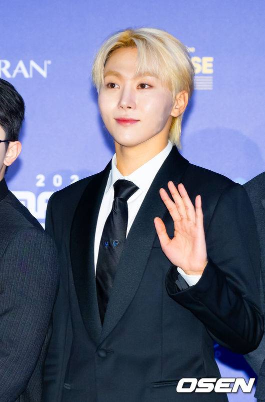 [OSEN=오사카(일본), 민경훈 기자] 23일 오후 일본 교세라 돔 오사카서&nbsp;'2024 MAMA AWARDS(마마 어워즈)'&nbsp;레드카펫 행사가 진행됐다.'2024 MAMA AWARDS'는 현지시간 기준으로 21일 미국 LA 돌비씨어터에서, 22일과 23일에 일본 교세라 돔 오사카에서 개최된다.세븐틴 승관이 레드카펫을 밟으며 포즈를 취하고 있다. 2024.11.23 /rumi@osen.co.kr