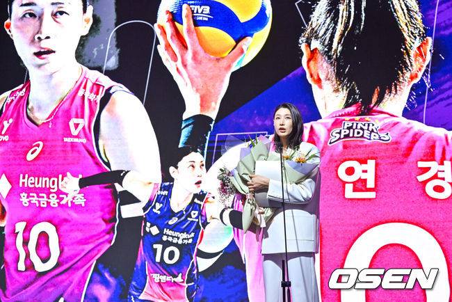 [OSEN=박준형 기자]  14일 오후 서울 서대문구 스위스그랜드호텔에서 2024-2025 V리그 시상식이 진행됐다.여자부는 마지막을 화려하게 장식한 김연경이 정규리그 MVP를, 남자부는 트레블을 이끈 토종 에이스 허수봉이 MVP를 차지했다. 여자부 MVP로 선정된 흥국생명 김연경이 수상한뒤 소감을 말하고 있다.   2025.04.14 / soul1014@osen.co.kr