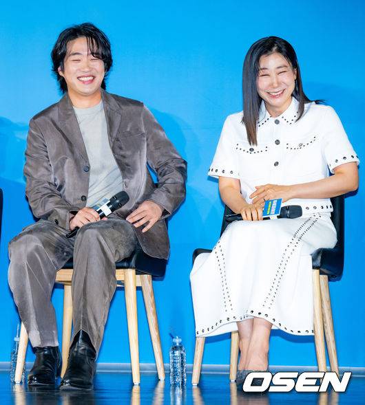 [OSEN=민경훈 기자] 12일 서울 롯데시네마 건대입구에서 영화 '하이파이브' 제작보고회가 열렸다.'하이파이브'(강형철 감독)는 장기이식으로 우연히 각기 다른 초능력을 얻게 된 다섯 명이 그들의 능력을 탐하는 자들과 만나 벌어지는 이야기를 그린 코믹 액션 활극으로 오는 30일 개봉예정이다.배우 안재홍, 라미란이 환하게 웃고 있다. 2025.05.12 /rumi@osen.co.kr