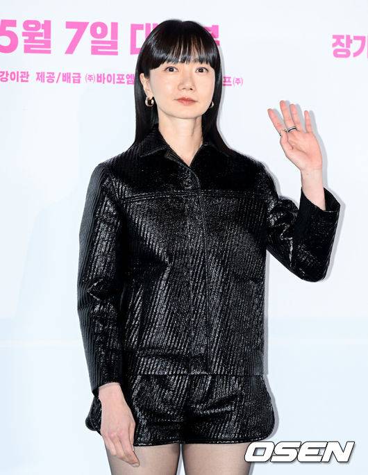 [OSEN=조은정 기자]영화 '바이러스' 언론배급시사 및 기자간담회가 28일 서울 용산구 CGV 용산아이파크몰에서 열렸다.'바이러스'는 이유 없이 사랑에 빠지는 치사율 100% 바이러스에 감염된 택선이 모쏠 연구원 수필, 오랜 동창 연우, 그리고 치료제를 만들 수 있는 유일한 전문가 이균까지 세 남자와 함께하는 예기치 못한 여정을 그린 이야기. 5월 7일 개봉.배우 배두나가 포즈를 취하고 있다. 2025.04.28 /cej@osen.co.kr