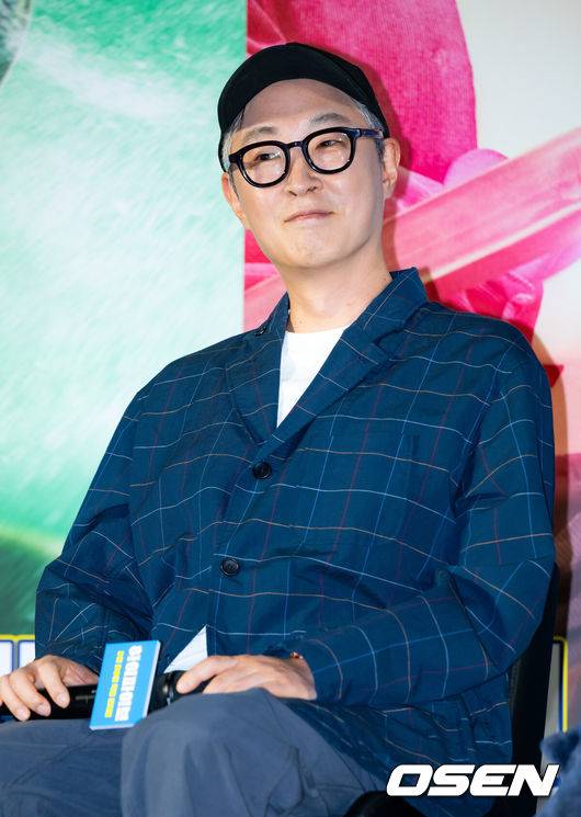 [OSEN=민경훈 기자] 12일 서울 롯데시네마 건대입구에서 영화 '하이파이브' 제작보고회가 열렸다.'하이파이브'(강형철 감독)는 장기이식으로 우연히 각기 다른 초능력을 얻게 된 다섯 명이 그들의 능력을 탐하는 자들과 만나 벌어지는 이야기를 그린 코믹 액션 활극으로 오는 30일 개봉예정이다.배우 강형철 감독이 환하게 웃고 있다. 2025.05.12 /rumi@osen.co.kr