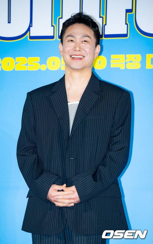 [OSEN=민경훈 기자] 12일 서울 롯데시네마 건대입구에서 영화 '하이파이브' 제작보고회가 열렸다.'하이파이브'(강형철 감독)는 장기이식으로 우연히 각기 다른 초능력을 얻게 된 다섯 명이 그들의 능력을 탐하는 자들과 만나 벌어지는 이야기를 그린 코믹 액션 활극으로 오는 30일 개봉예정이다.배우 오정세가 포토타임을 갖고 있다. 2025.05.12 /rumi@osen.co.kr