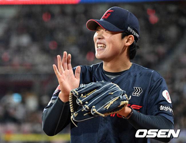 [OSEN=수원, 이대선 기자] 11일 오후 수원 KT위즈파크에서 2025 신한 SOL Bank KBO리그 KT 위즈와 롯데 자이언츠의 더블헤더 2차전 경기가 열렸다.KT는 오원석, 롯데는 이민석을 선발 투수로 내세웠다.6회말 2사 만루에서 KT 장진혁을 땅볼로 처리한 롯데 이민석이 박수를 치고 있다. 2025.05.11 /sunday@osen.co.kr