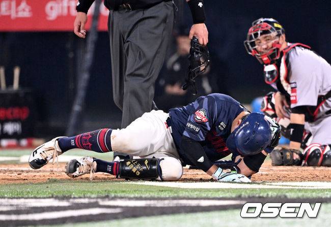 [OSEN=수원, 이대선 기자] 11일 오후 수원 KT위즈파크에서 2025 신한 SOL Bank KBO리그 KT 위즈와 롯데 자이언츠의 더블헤더 2차전 경기가 열렸다.KT는 오원석, 롯데는 이민석을 선발 투수로 내세웠다.8회초 무사에서 롯데 손성빈이 KT 손동현의 공에 머리를 맞고 고통스러워하고 있다. 2025.05.11 /sunday@osen.co.kr
