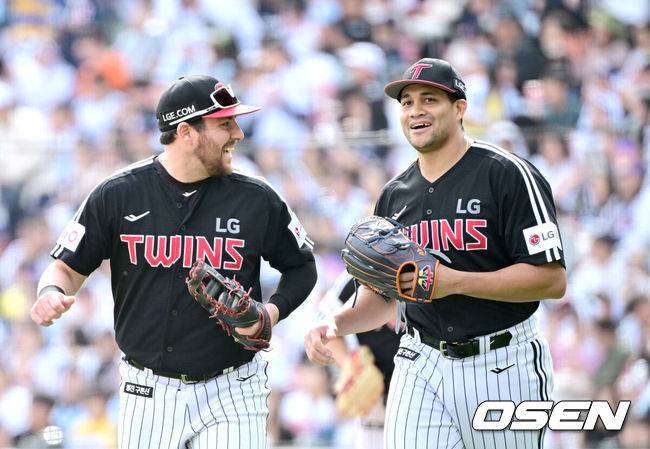 [OSEN=잠실, 최규한 기자] 6일 서울 잠실야구장에서 ‘2025 신한 SOL Bank KBO리그’ 두산 베아스와 LG 트윈스의 경기가 열렸다.이날 두산은 최원준, LG는 요니 치리노스를 선발로 내세웠다.7회말 두산 공격을 실점없이 막아낸 LG 선발 치리노스가 더그아웃으로 향하며 1루수 오스틴과 기뻐하고 있다. 2025.05.06 / dreamer@osen.co.kr