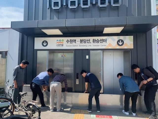 ▲전철역 침수 차단막 안전점검 모습 ⓒ경기도