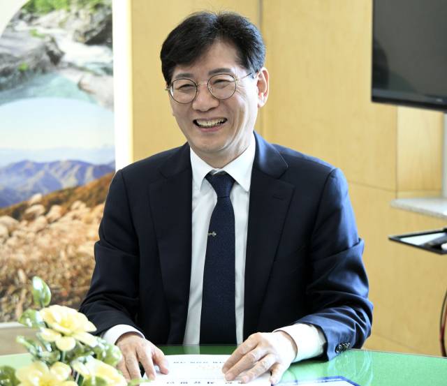 ▲인구 2만500명의 작은 산촌인 전북자치도 장수군(군수 최훈여식)이 '브랜드 평판' 순위에서 기라성 같은 국내 도지들을 제치고 전국 80여개 군(郡) 지역 중에서 '톱 4'에 포함되는 기염을 토했다. 최훈식 장수군수 ⓒ장수군