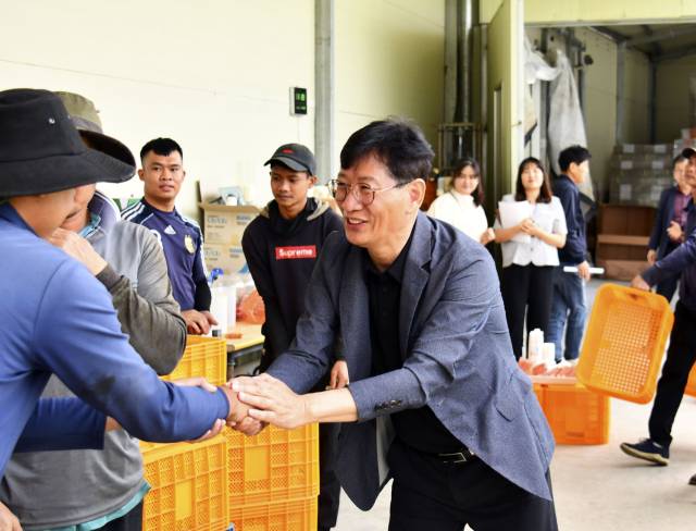 ▲최훈식 장수군수가 외국인 계절근로자 지원 농가를 찾아 애로사항 등을 청취하는 모습 ⓒ장수군