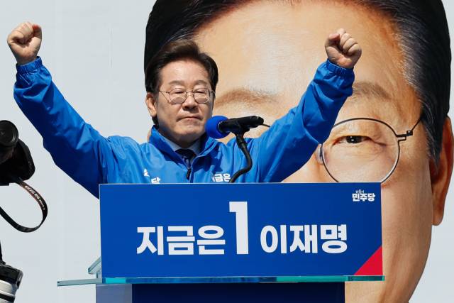 ▲더불어민주당 이재명 대선 후보가 6·3 대통령선거 공식 선거운동 첫날인 12일 서울 광화문 청계광장에서 열린 출정식 및 첫 유세에서 연설을 마친 후 손을 들어 인사하고 있다. ⓒ연합뉴스