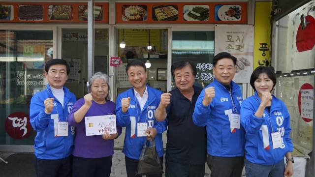 ▲'진짜 대한민국 선대위' 국민참여본부 총괄본부장을 맡은 한병도 의원은 이날 오전 9시 서울 광화문에서 개최된 중앙선대위 출정식에 참석한 이후 익산으로 내려와 지역 선거운동에 합류했다. ⓒ더불어민주당 익산을지역위