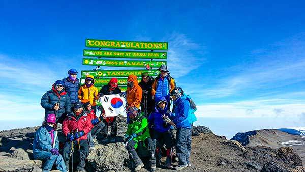 킬리만자로 정상 우후루 피크를 등정한 구미산악연맹 대원들.