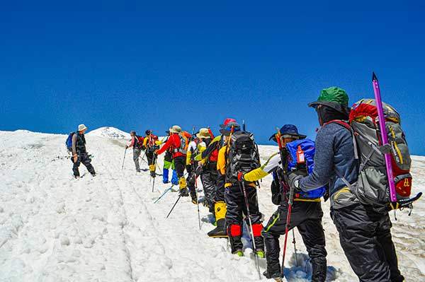 유럽 최고봉 엘브루스를 등반하는 구미 대원들. 구미 산꾼들은 포기를 모르는 정신력과 높은 단합력이 특징이라고 한다.