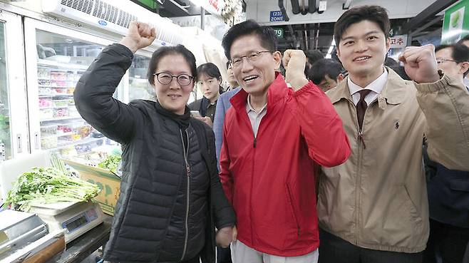 제21대 대통령 선거 공식 선거운동 첫날인 12일 국민의힘 김문수 대선 후보가 송파구 가락시장을 방문해 상인들과 기념촬영을 하고 있다. 오른쪽은 비대위원장에 내정된 김용태 의원. (사진=연합뉴스)