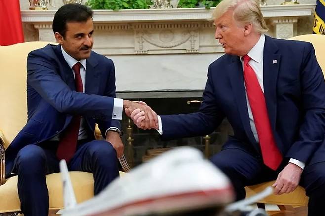 타밈 빈 하마드 알 타니 카타르 국왕(왼쪽)과 도널드 트럼프 미국 대통령. 사진은 2019년 7월 미국을 방문한 알 타니 국왕이 백악관에서 트럼프와 정상회담을 하는 모습. 로이터연합뉴스