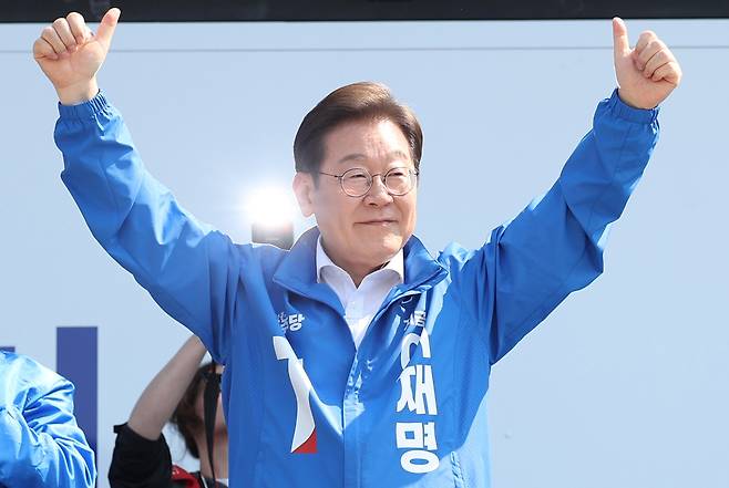 더불어민주당 이재명 대선 후보가 12일 경기 화성시 동탄 센트럴파크 음악분수중앙광장에서 열린 집중유세에서 시민들에게 지지를 호소하고 있다. 뉴시스