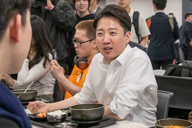 개혁신당 이준석 대선 후보가 12일 서울 서대문구 연세대학교를 찾아 학식을 먹으며 학생들과 대화하고 있다. 공동취재