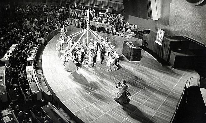 세계순회연주 60주년을 맞은 리틀엔젤스예술단의 1973년 미국 뉴욕 유엔 총회의장 공연 모습. 세계일보 자료사진