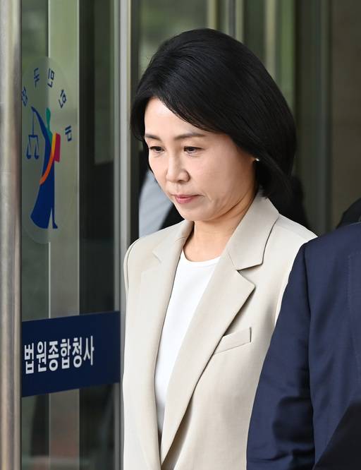 더불어민주당 이재명 대선 후보 배우자 김혜경씨가 12일 경기 수원시 영통구 수원지법에서 열린 항소심 선고공판을 마친 뒤 법원을 나서고 있다. 뉴시스